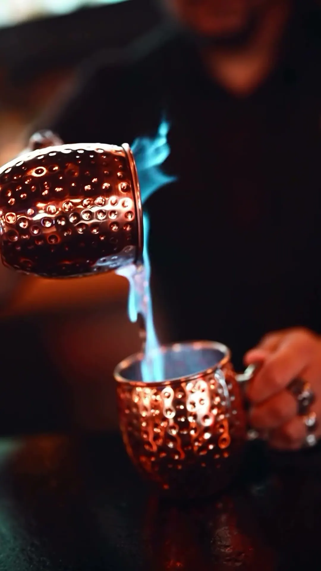 Coctel servido en copa de cobre