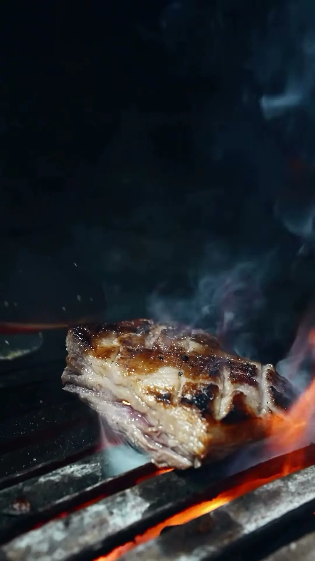 Costillar sobre las brasas
