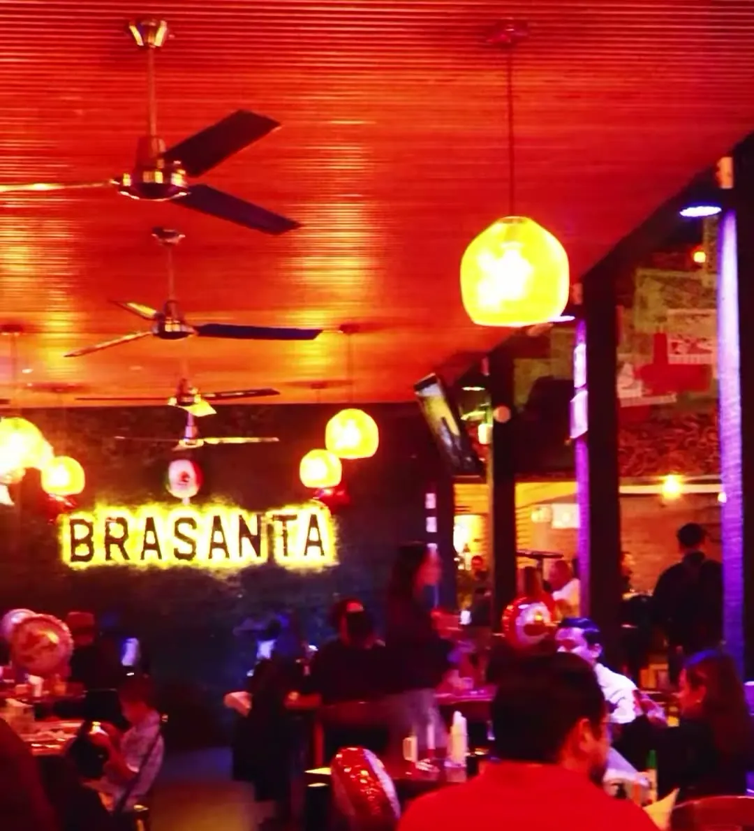 El rótulo luminoso de Brasanta en el interior del restaurante